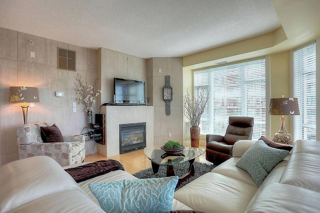 Sunset Waterfront Resort By Discover Kelowna Resort Accommodations Exterior photo