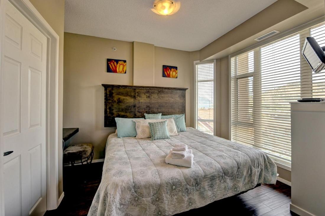 Sunset Waterfront Resort By Discover Kelowna Resort Accommodations Exterior photo
