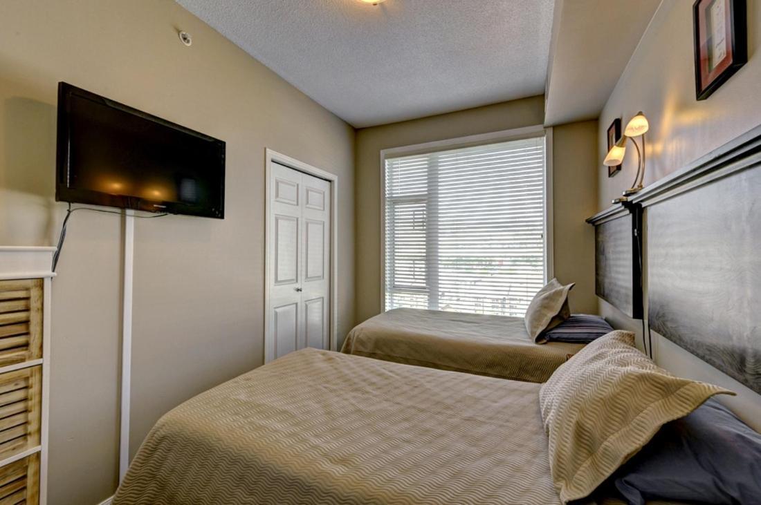 Sunset Waterfront Resort By Discover Kelowna Resort Accommodations Exterior photo