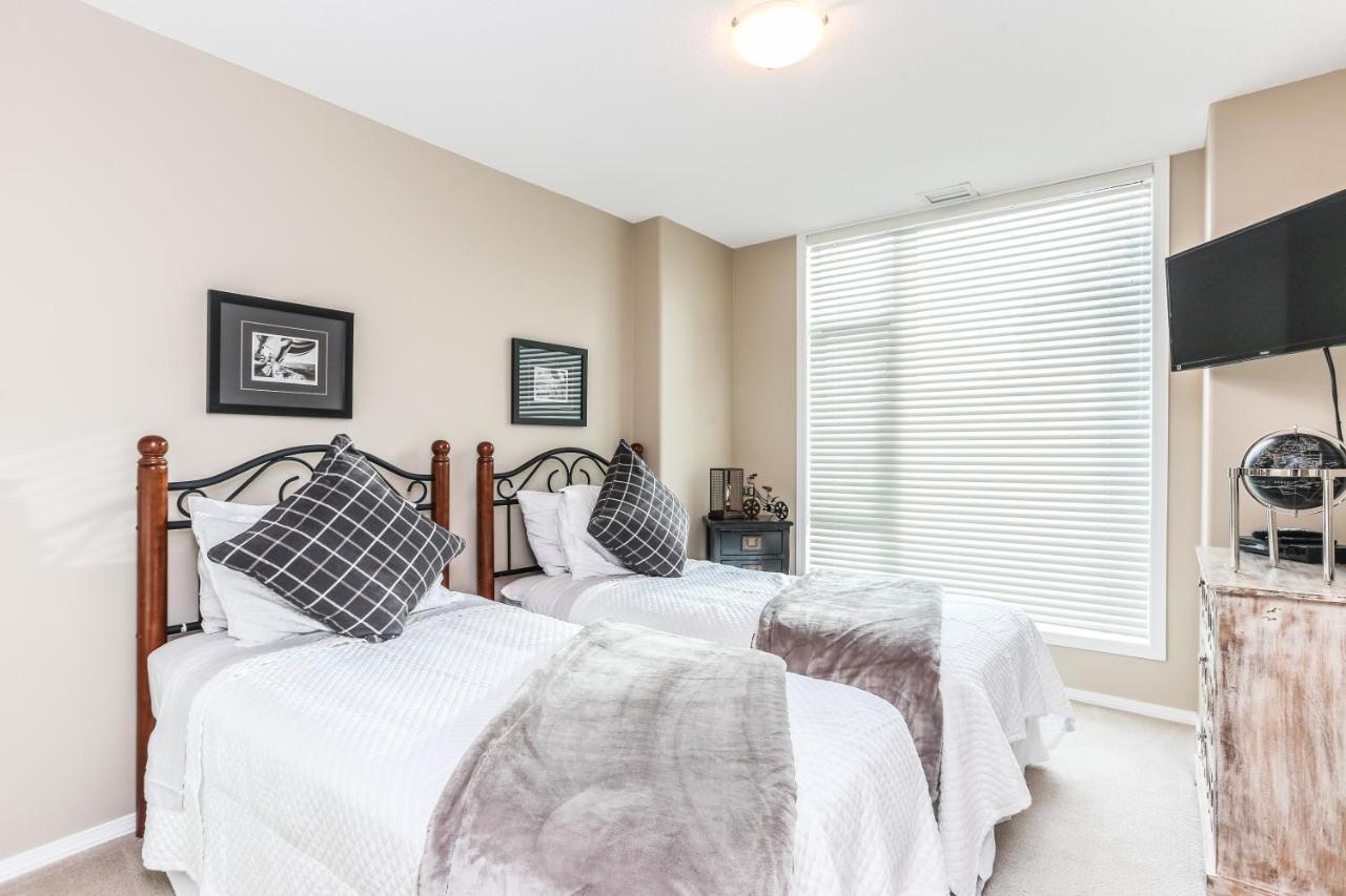 Sunset Waterfront Resort By Discover Kelowna Resort Accommodations Exterior photo