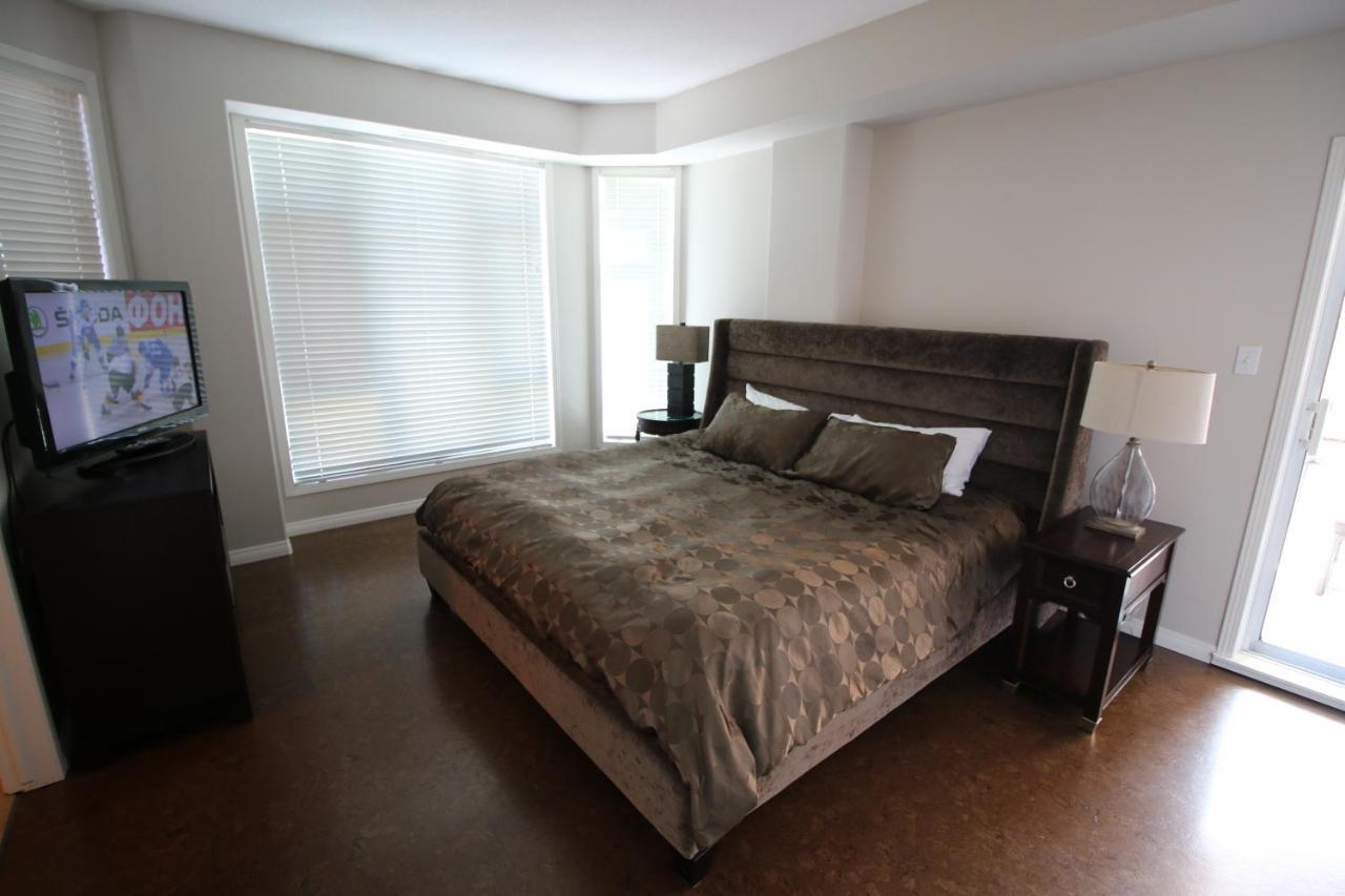 Sunset Waterfront Resort By Discover Kelowna Resort Accommodations Exterior photo